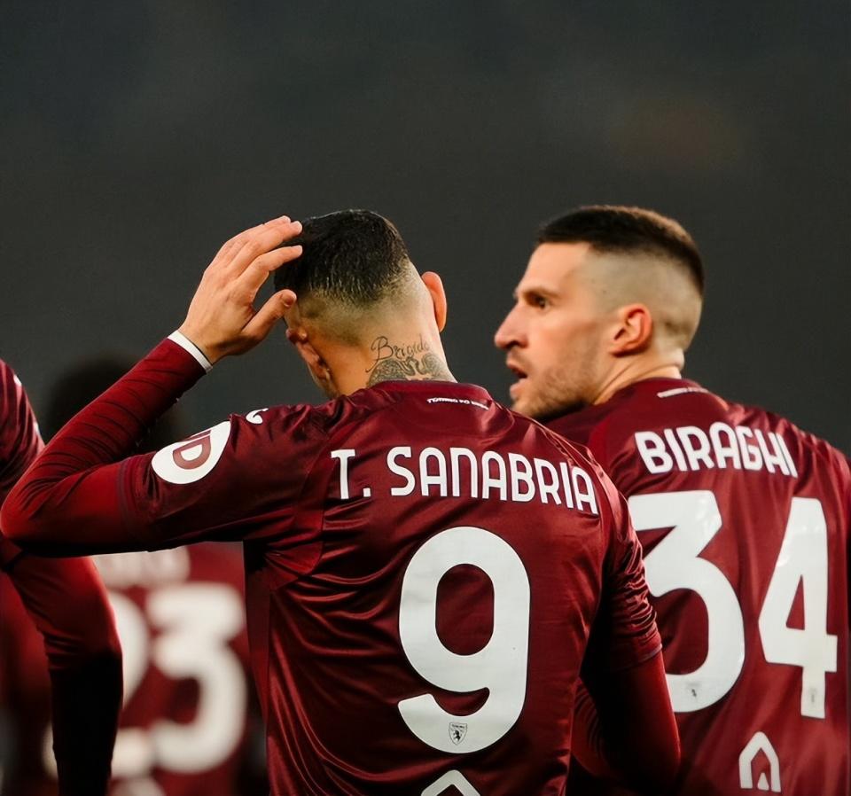 爱游戏在线-AC米兰爆冷输给巴勒莫，遭遇难以接受的失败