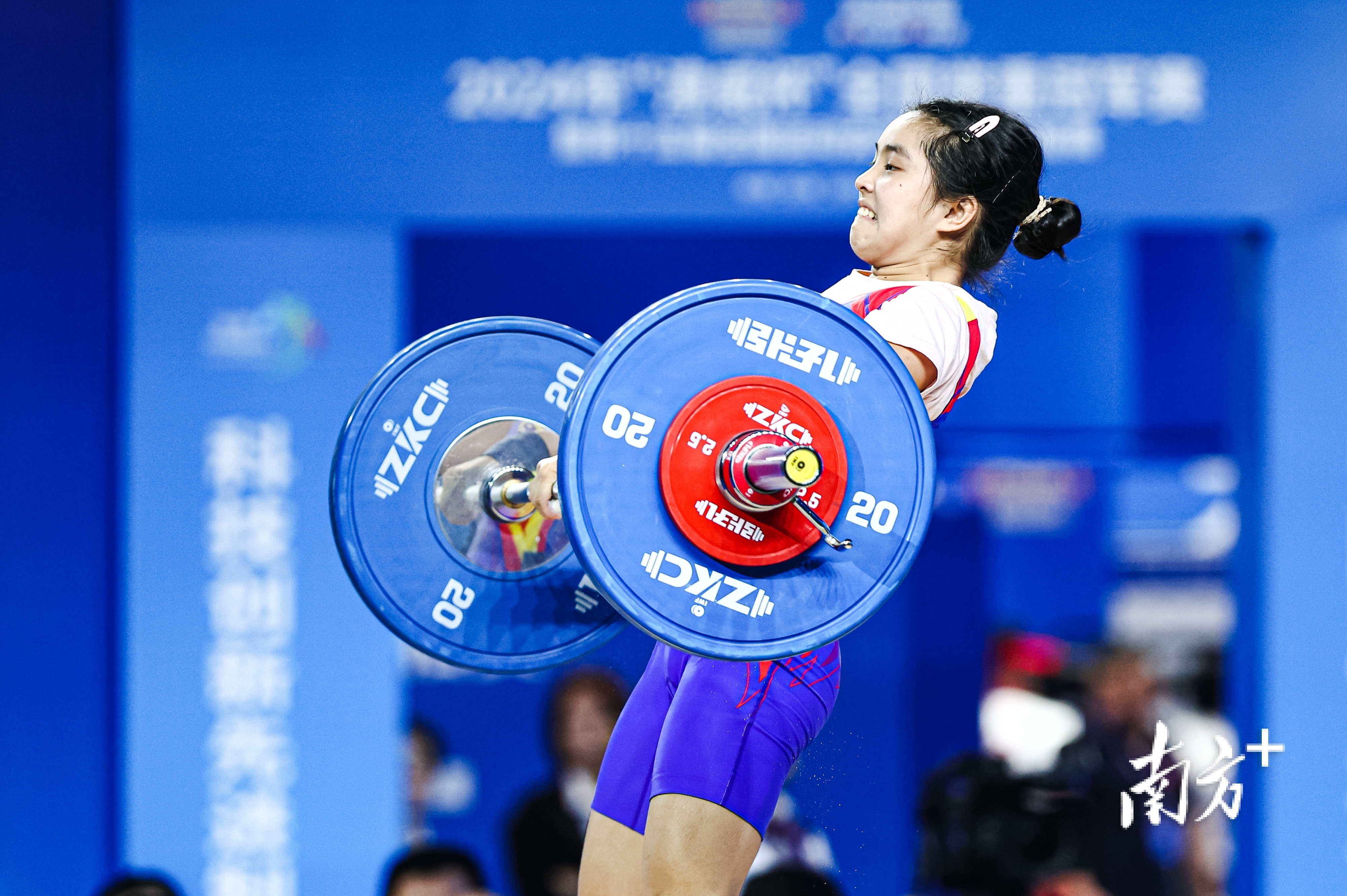 举重比赛女子组全速展开激烈较量