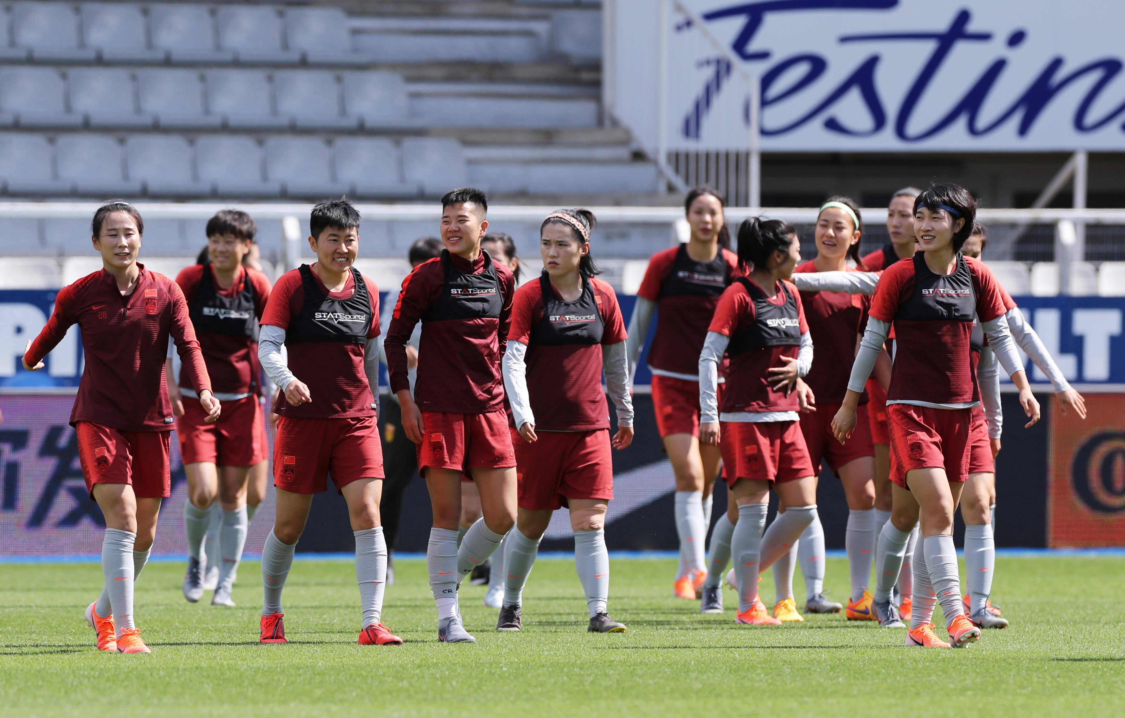 爱游戏亚洲官网-女足比赛中运动员秀出高超技术