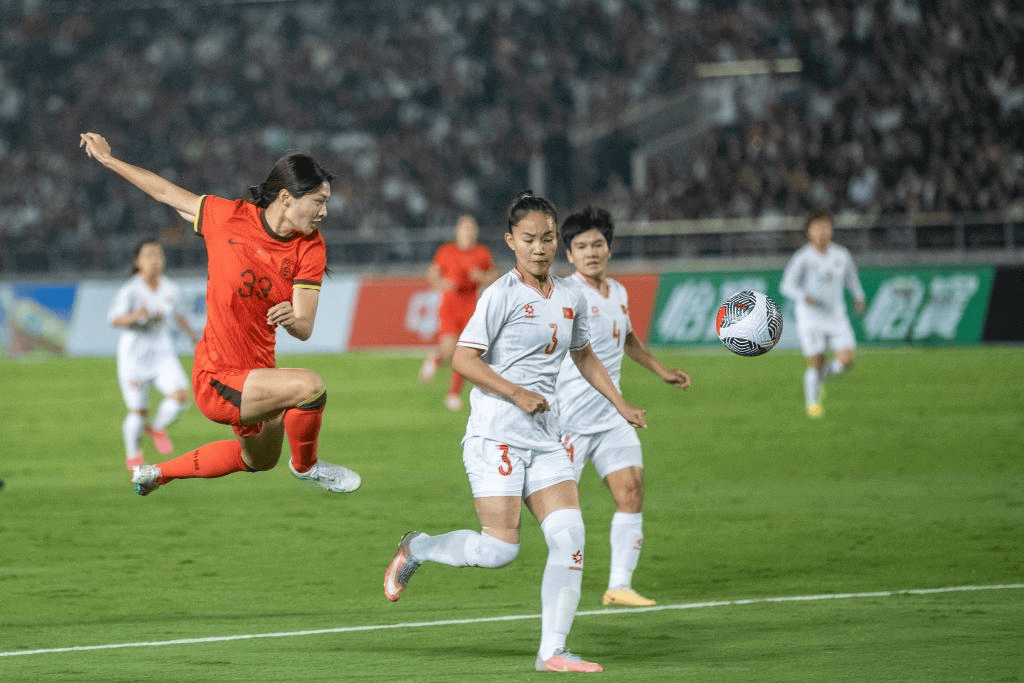 女足比赛中运动员秀出高超技术 女足比赛中运动员秀出高超技术