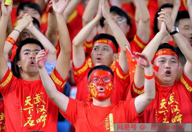 爱游戏网页版-国家队备战国际足球对抗赛，球迷为球队助威的简单介绍