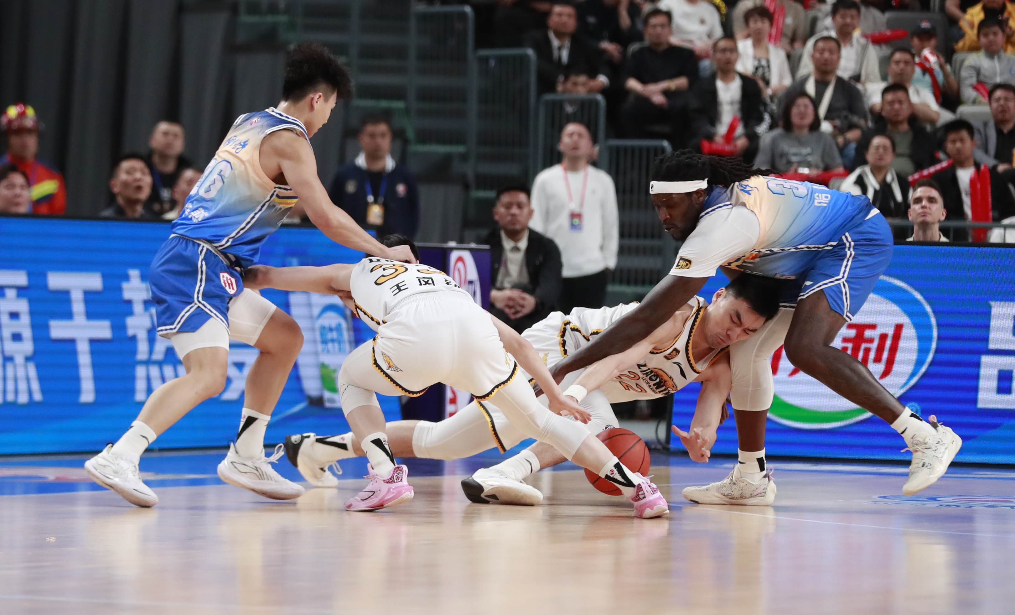 球员们在比赛中奋勇拼搏赢得掌声 球员们在比赛中奋勇拼搏赢得掌声