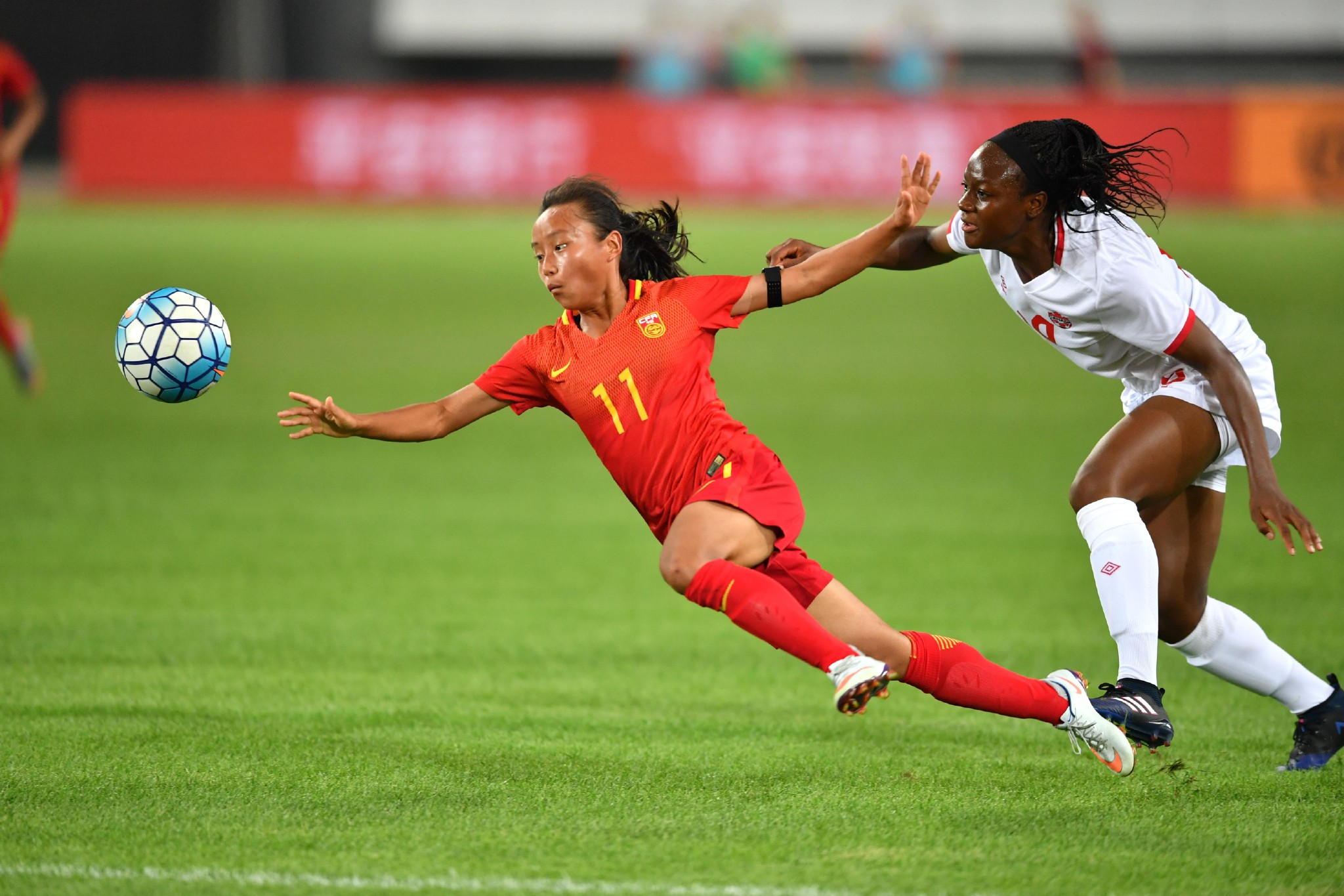 国际女子足球比赛持续吸引目光 国际女子足球比赛持续吸引目光