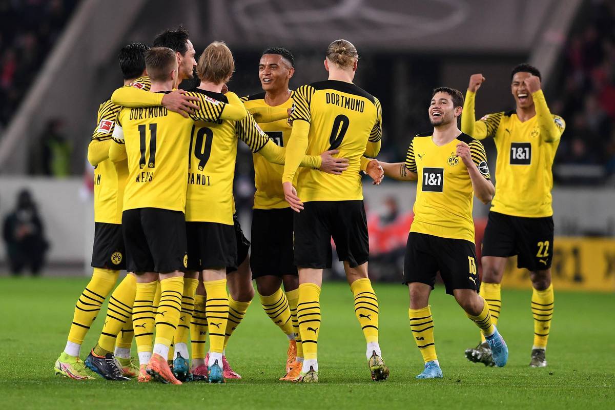 多特蒙德队员在场上发挥出色 多特蒙德队员在场上发挥出色