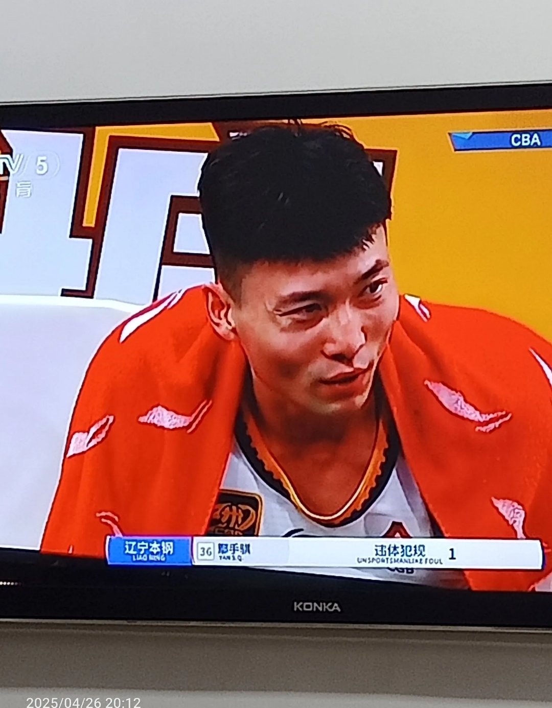 爱游戏app下载-主场比赛迎战强敌，紧张气氛充斥赛场