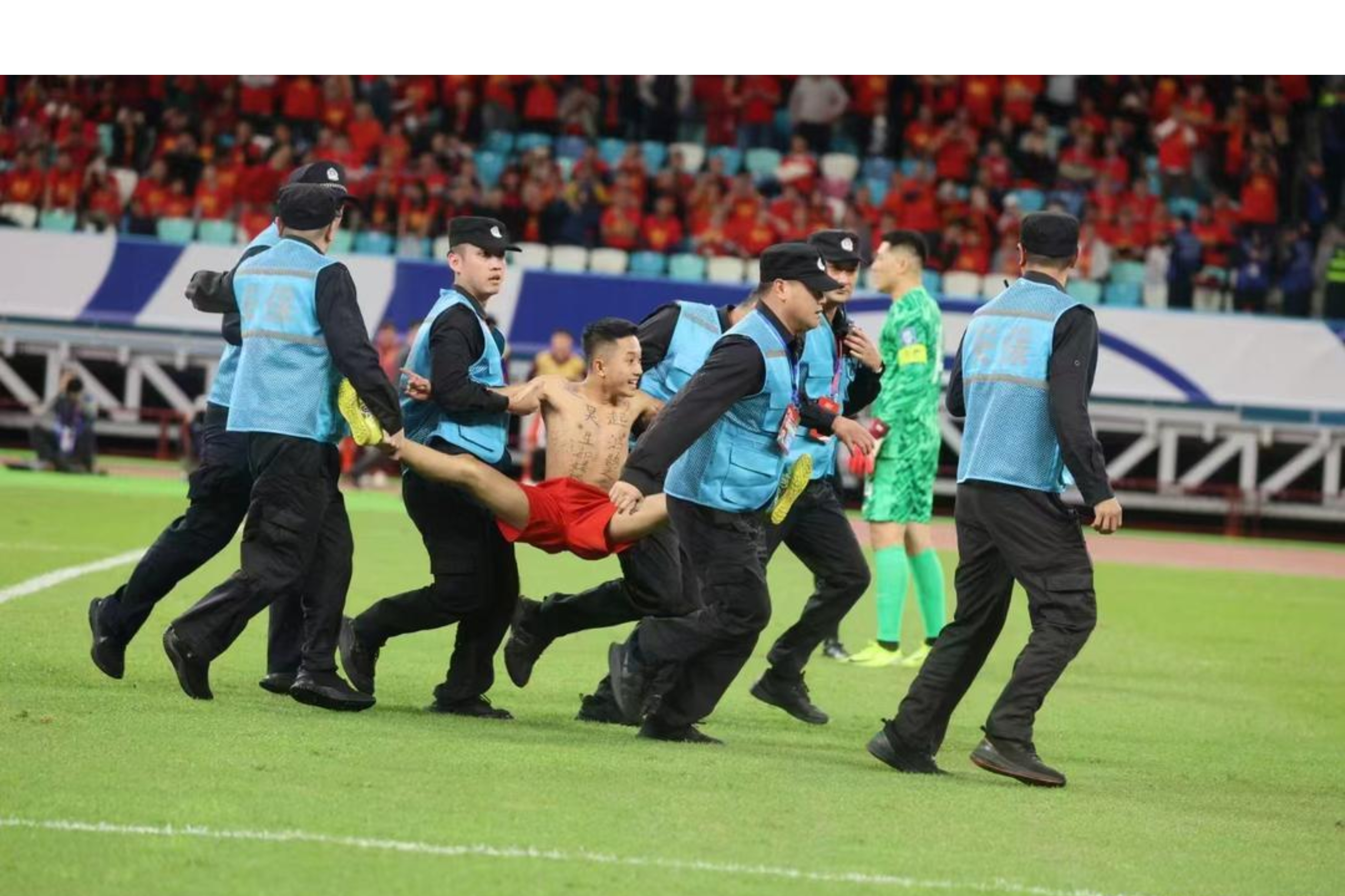 主场比赛迎战强敌,紧张气氛充斥赛场 主场比赛迎战强敌,紧张气氛充斥赛场