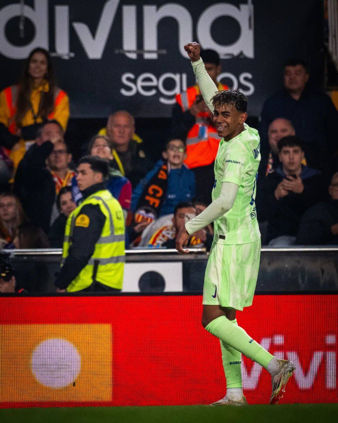 爱游戏官网入口-巴萨主场战胜瓦伦西亚，豪取三分