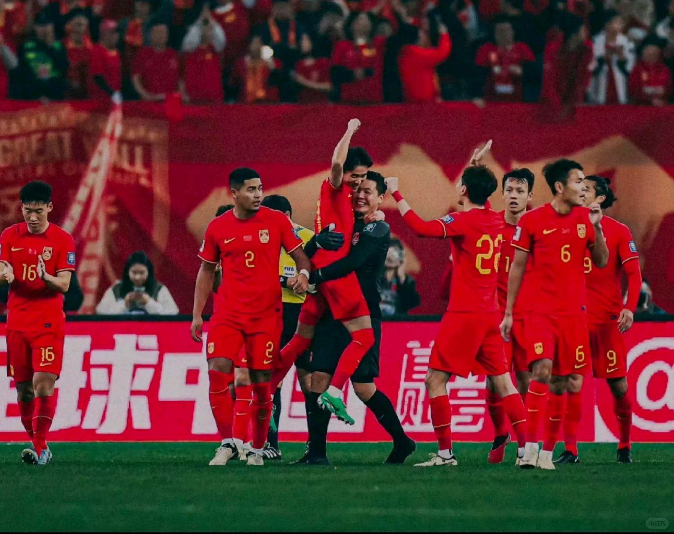 热门球队展示实力:国内职业足球又一轮争霸 热门球队展示实力:国内职业足球又一轮争霸