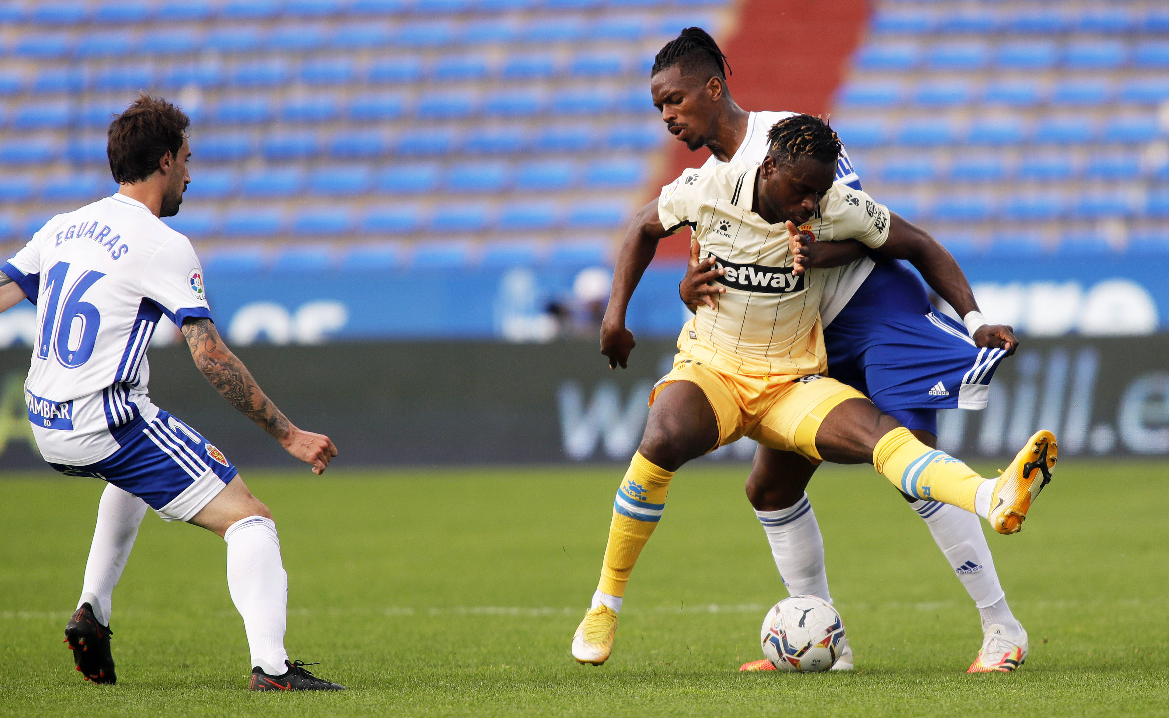 西甲足球强队交手，风波不断引人瞩目的简单介绍