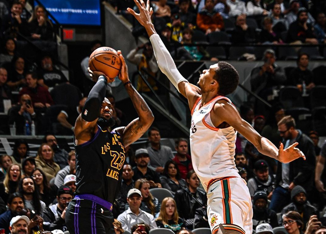 爱游戏网页版-关键时刻！豪门球队备战冠军赛道