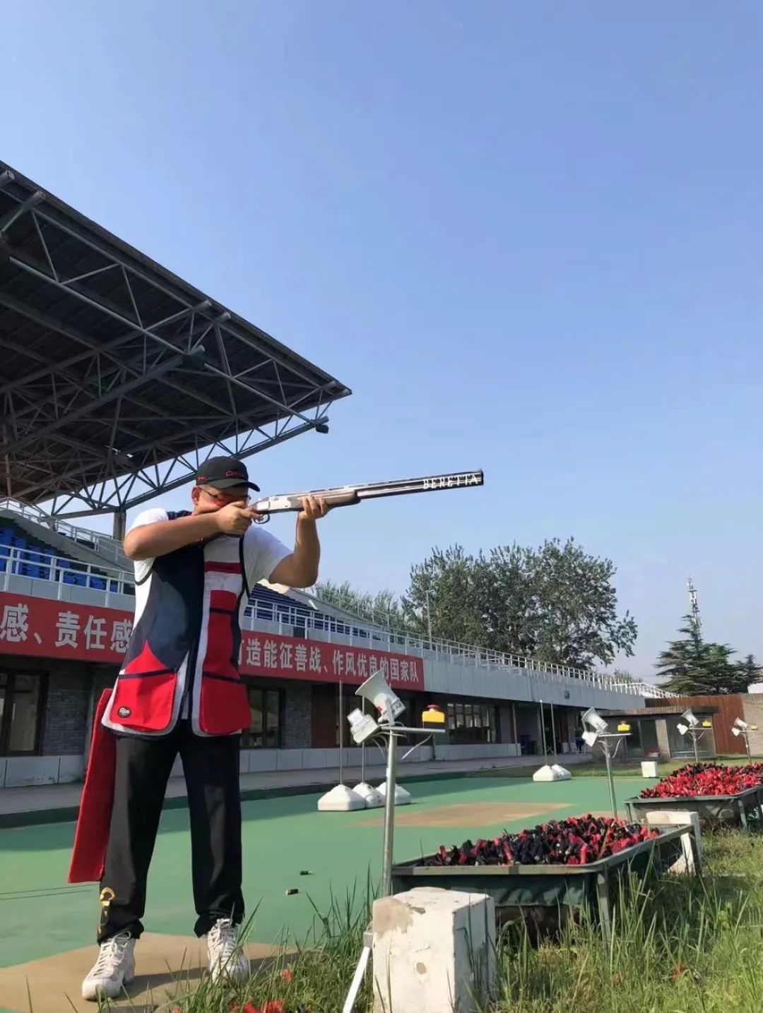 爱游戏登录-英国射击选手稳定发挥，夺得银牌