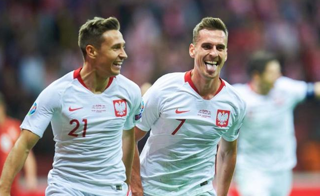 波兰客场逆转匈牙利，继续保持榜首地位