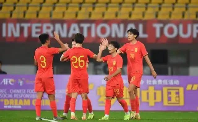 国内足球赛场上球员们拼尽全力，备受瞩目