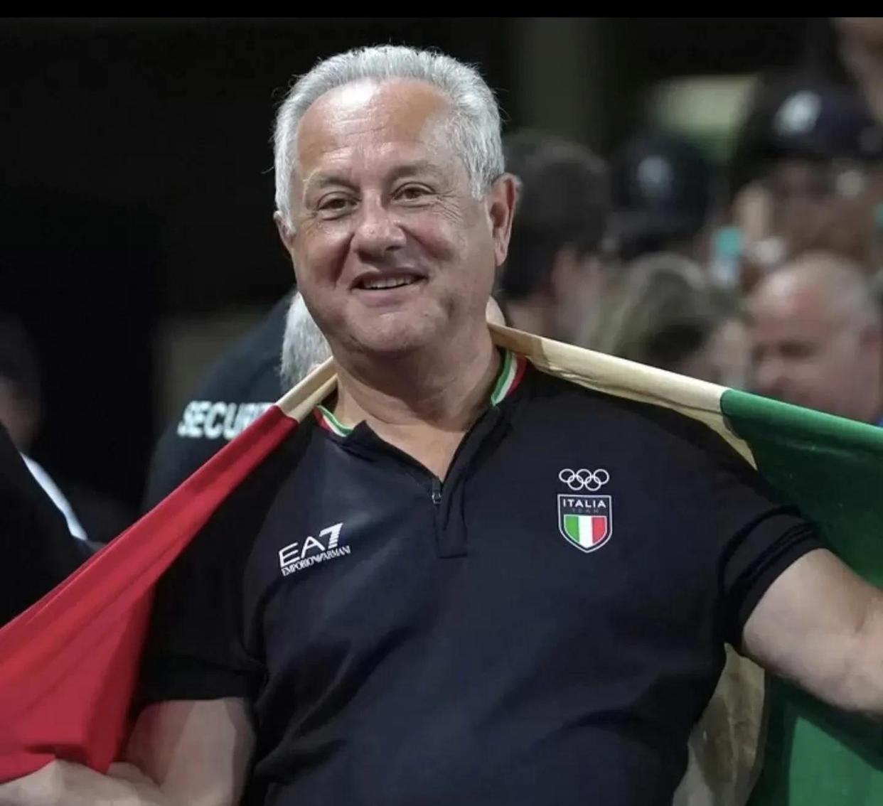 意大利举重运动员获得金牌成功