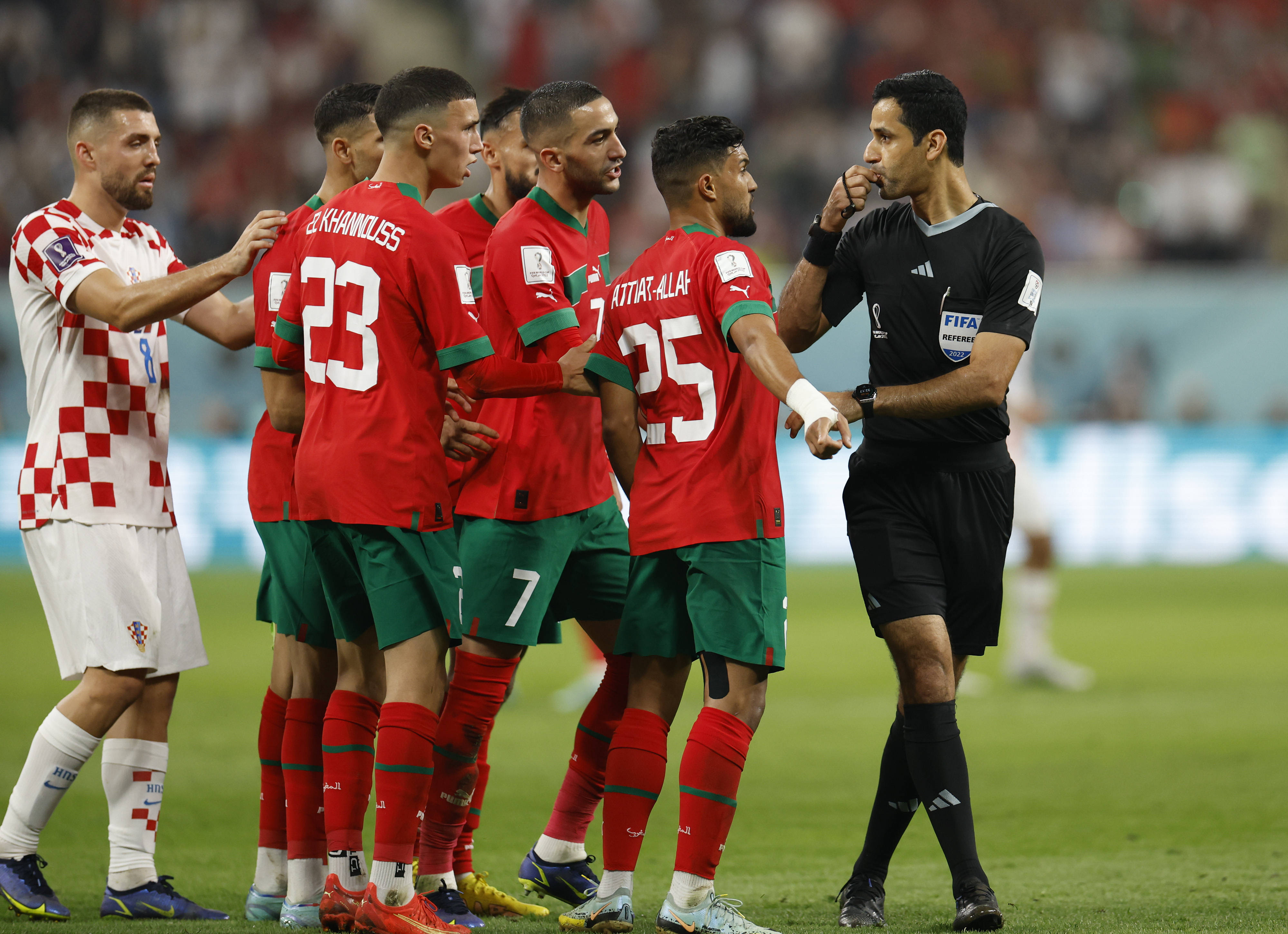 足球赛场上球员技艺展现无瑕