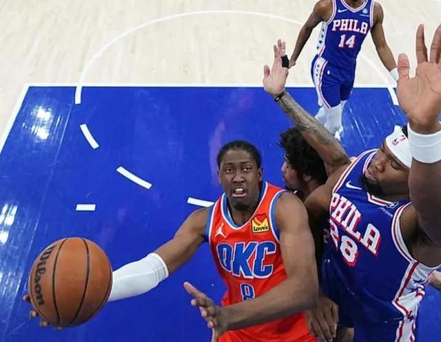 爱游戏登录入口-比赛紧张激烈，球场上投入全力拼搏