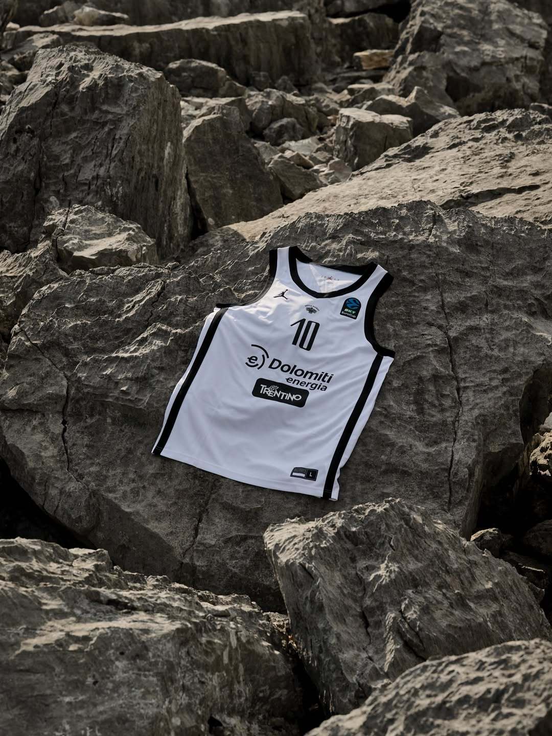 爱游戏网页版-球队推出新赛季球衣，粉丝疯狂购买