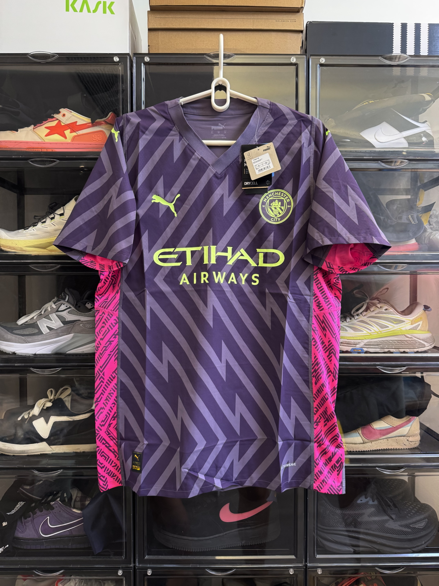 球队推出新赛季球衣，粉丝疯狂购买